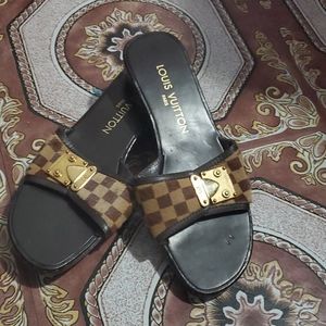 Louis Vuitton brown/tan checkered sandal slides